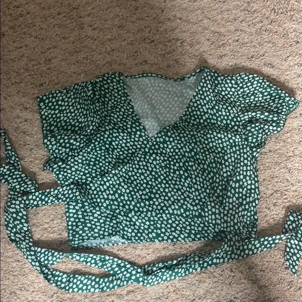 Green flower patterned wrap top and skirt - Picture 3 of 3